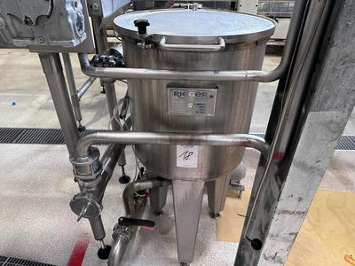 Overzichtsfoto van 2006 Rieger s/s vertical storage tank 100L